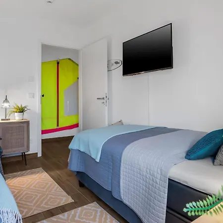 Daire Surfers Lounge