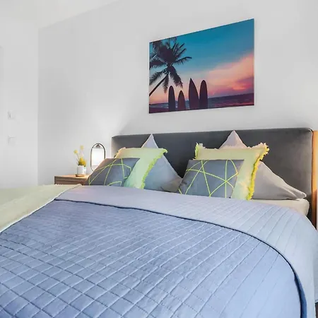 Daire Surfers Lounge